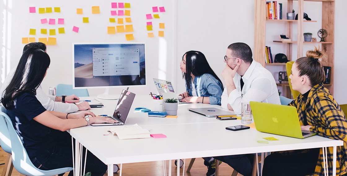 University stundets watching a presentation